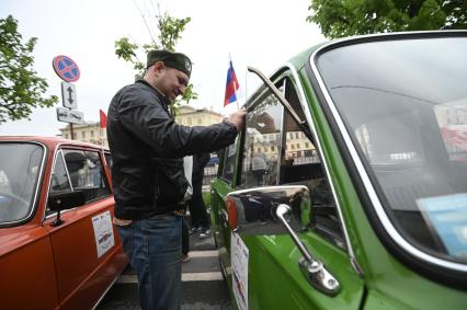 Выставка автомобильной ретротехники во время транспортного фестиваля ТранспортФест в Петербурге