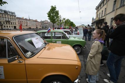 Выставка автомобильной ретротехники во время транспортного фестиваля ТранспортФест в Петербурге
