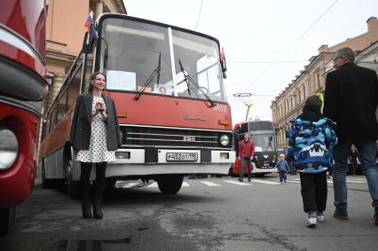 Выставка автомобильной ретротехники во время транспортного фестиваля ТранспортФест в Петербурге