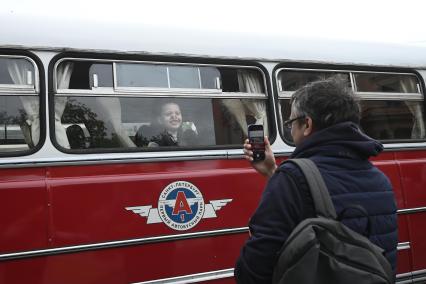 Выставка автомобильной ретротехники во время транспортного фестиваля ТранспортФест в Петербурге