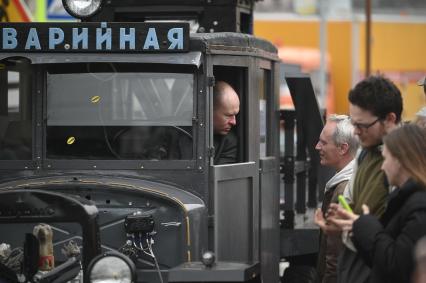 Выставка автомобильной ретротехники во время транспортного фестиваля ТранспортФест в Петербурге