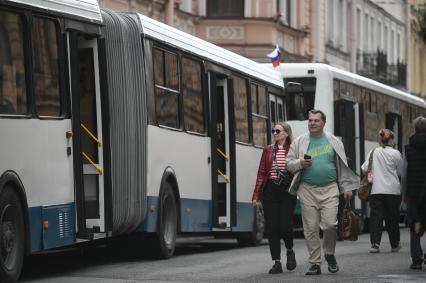 Выставка автомобильной ретротехники во время транспортного фестиваля ТранспортФест в Петербурге