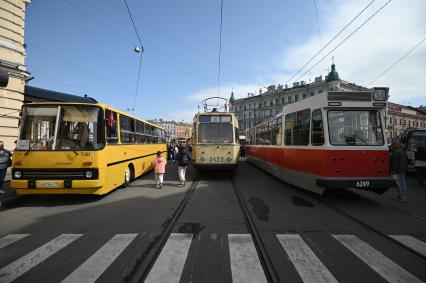 Выставка автомобильной ретротехники во время транспортного фестиваля ТранспортФест в Петербурге