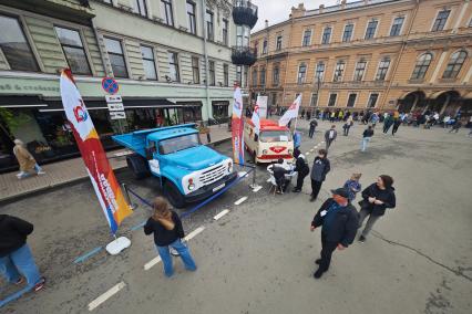 Выставка автомобильной ретротехники во время транспортного фестиваля ТранспортФест в Петербурге