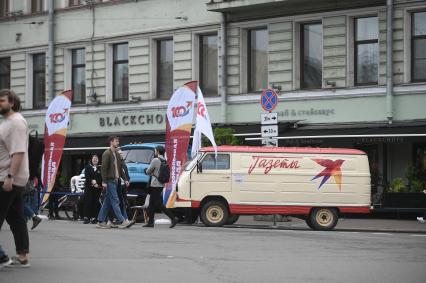 Выставка автомобильной ретротехники во время транспортного фестиваля ТранспортФест в Петербурге
