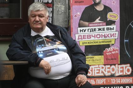 Выставка автомобильной ретротехники во время транспортного фестиваля ТранспортФест в Петербурге