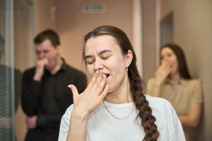Зевающие люди