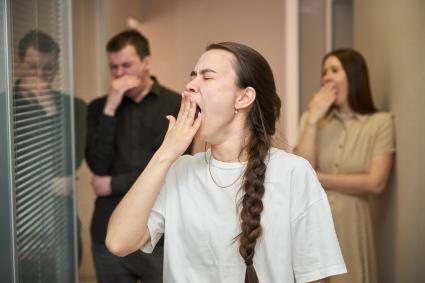 Зевающие люди