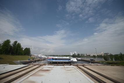 Спуск на воду скоростного катамарана Форт Обручев\" в Санкт-Петербурге