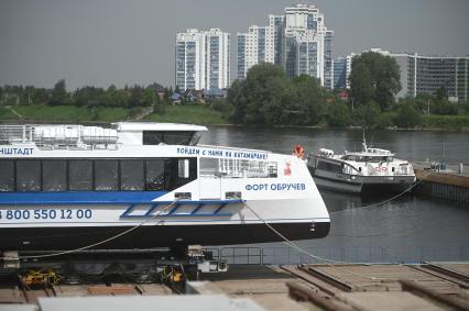 Спуск на воду скоростного катамарана Форт Обручев\" в Санкт-Петербурге