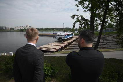 Спуск на воду скоростного катамарана Форт Обручев в Санкт-Петербурге