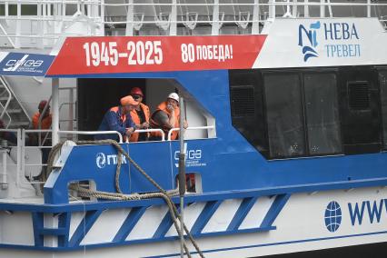 Спуск на воду скоростного катамарана Форт Обручев\" в Санкт-Петербурге