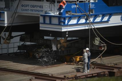 Спуск на воду скоростного катамарана Форт Обручев в Санкт-Петербурге