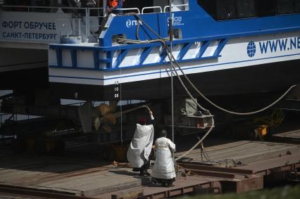 Спуск на воду скоростного катамарана Форт Обручев в Санкт-Петербурге