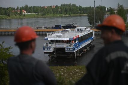 Спуск на воду скоростного катамарана Форт Обручев в Санкт-Петербурге