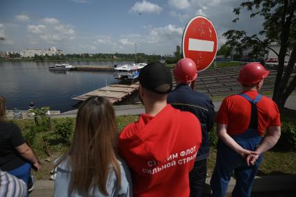 Спуск на воду скоростного катамарана Форт Обручев\" в Санкт-Петербурге