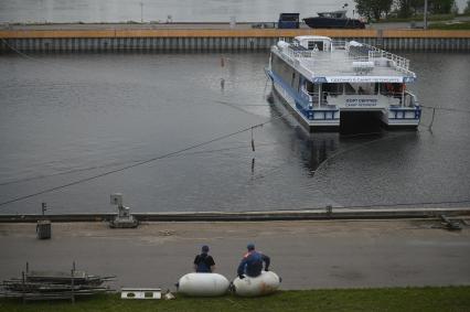 Спуск на воду скоростного катамарана Форт Обручев\" в Санкт-Петербурге