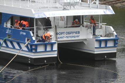 Спуск на воду скоростного катамарана Форт Обручев в Санкт-Петербурге