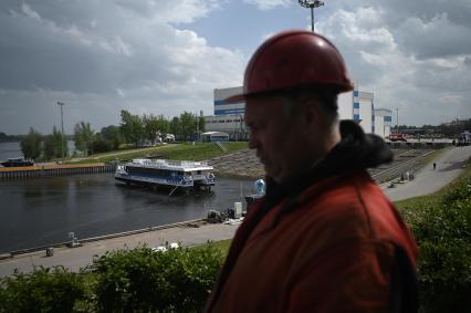 Спуск на воду скоростного катамарана Форт Обручев в Санкт-Петербурге