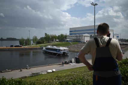 Спуск на воду скоростного катамарана Форт Обручев\" в Санкт-Петербурге
