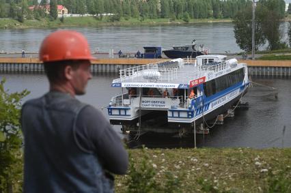 Спуск на воду скоростного катамарана Форт Обручев в Санкт-Петербурге
