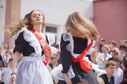 Последний звонок в школе в Красноярске