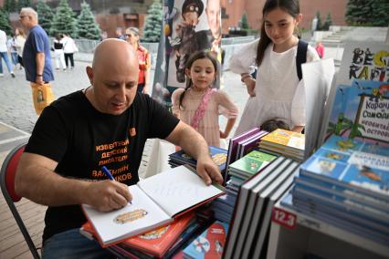 Валентин Постников