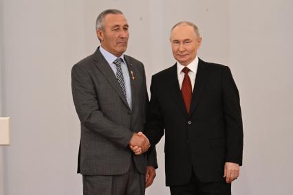 Владимир Путин и Султангирей Костоев