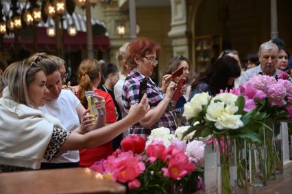 Открытие Первого всероссийского фестиваля Пионы России в ГУМе