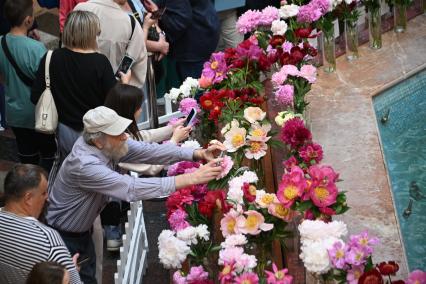 Открытие Первого всероссийского фестиваля Пионы России в ГУМе