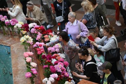 Открытие Первого всероссийского фестиваля Пионы России в ГУМе