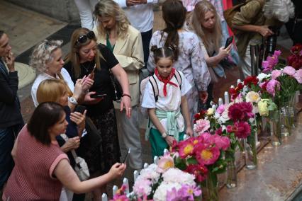 Открытие Первого всероссийского фестиваля Пионы России в ГУМе