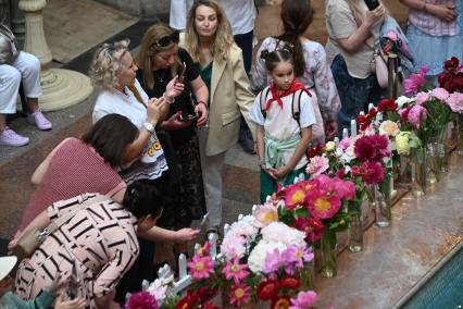 Открытие Первого всероссийского фестиваля Пионы России в ГУМе