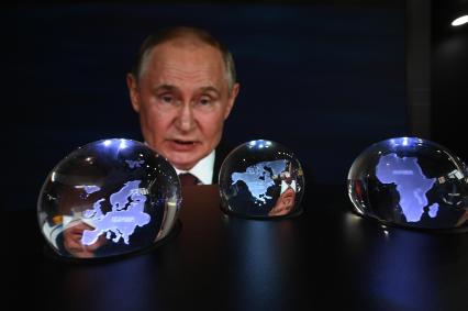 Участники ПМЭФ смотрят пленарное заседание на ПМЭФ 2025