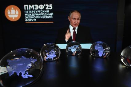 Участники ПМЭФ смотрят пленарное заседание на ПМЭФ 2025