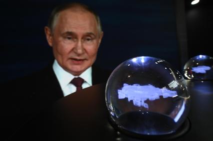 Участники ПМЭФ смотрят пленарное заседание на ПМЭФ 2025