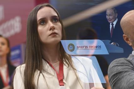 Участники ПМЭФ смотрят пленарное заседание на ПМЭФ 2025