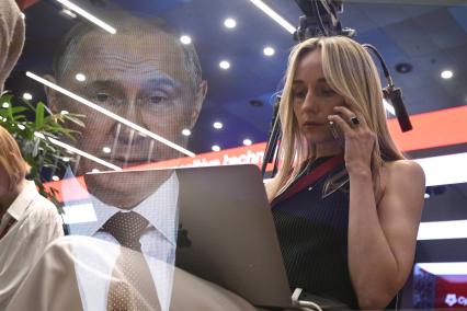 Участники ПМЭФ смотрят пленарное заседание на ПМЭФ 2025