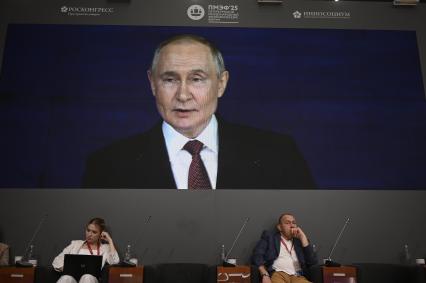 Участники ПМЭФ смотрят пленарное заседание на ПМЭФ 2025
