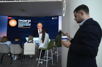 Участники ПМЭФ смотрят пленарное заседание на ПМЭФ 2025