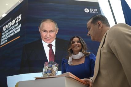 Участники ПМЭФ смотрят пленарное заседание на ПМЭФ 2025