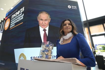 Участники ПМЭФ смотрят пленарное заседание на ПМЭФ 2025