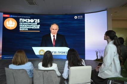 Участники ПМЭФ смотрят пленарное заседание на ПМЭФ 2025