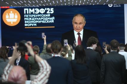 Участники ПМЭФ смотрят пленарное заседание на ПМЭФ 2025