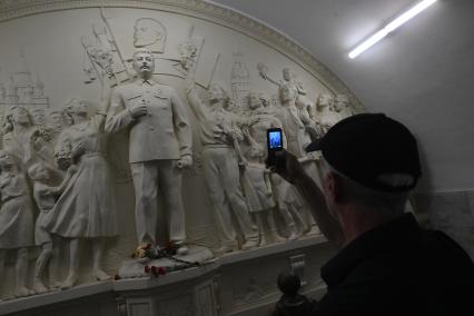 Барельеф Благодарность народа вождю-полководцу\" в Московском метро