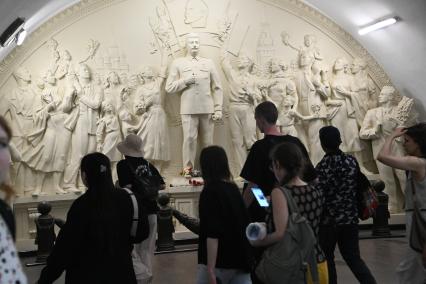 Барельеф Благодарность народа вождю-полководцу\" в Московском метро