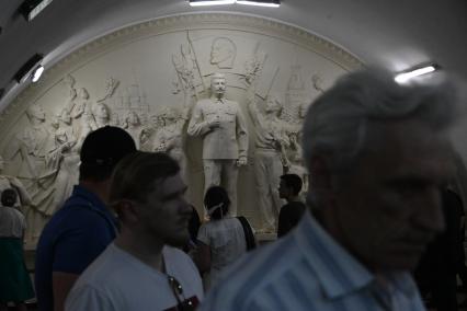 Барельеф Благодарность народа вождю-полководцу\" в Московском метро