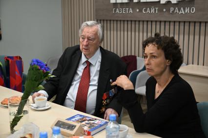 Юлия Чичерина и Александр Проханов в редакции Комсомольская правда\"