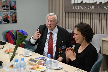 Юлия Чичерина и Александр Проханов в редакции Комсомольская правда\"