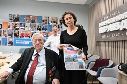 Юлия Чичерина и Александр Проханов в редакции Комсомольская правда\"
